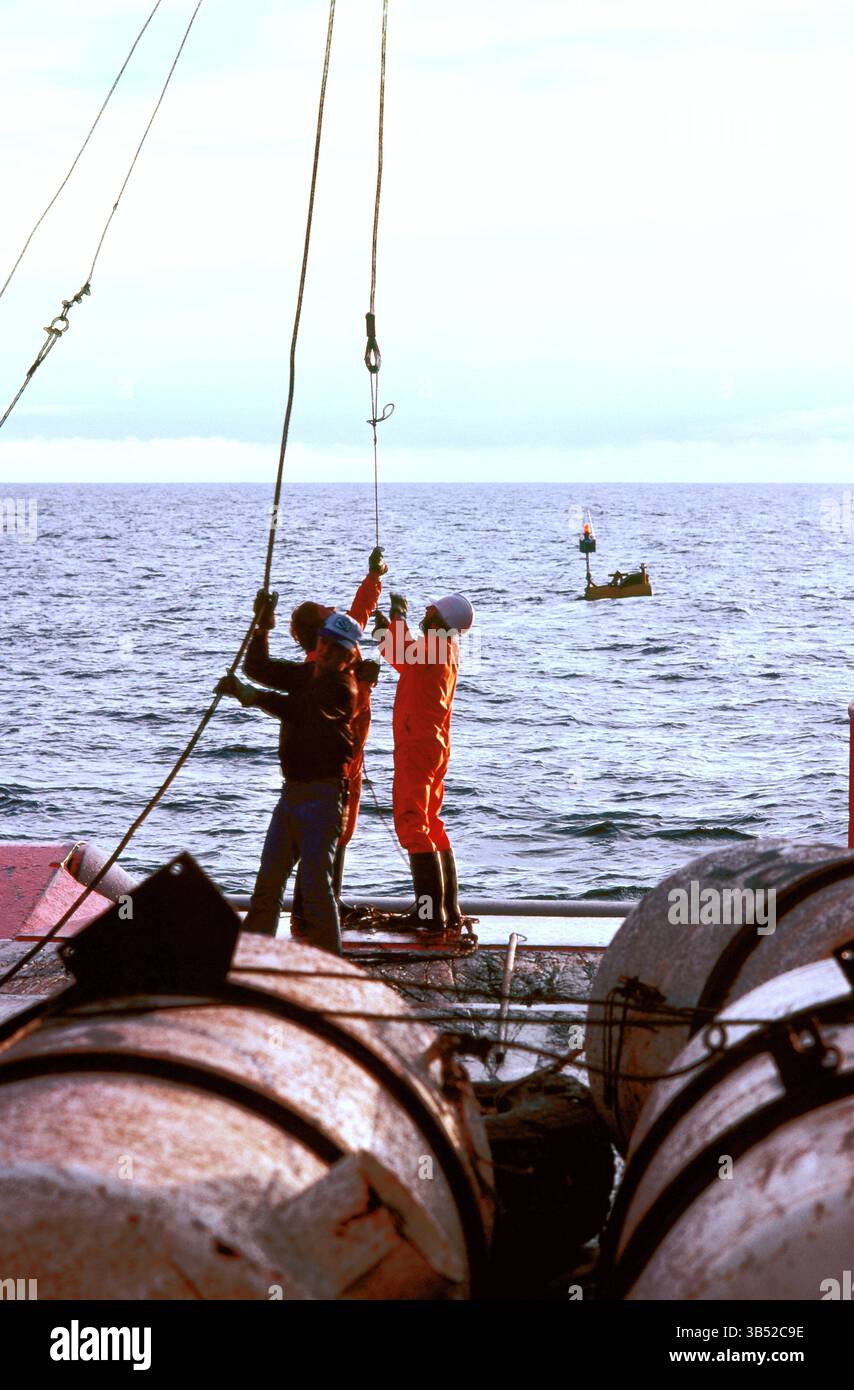 Australia. Stretto dei bassi. Uomini che lavorano sulla piattaforma petrolifera. Foto Stock