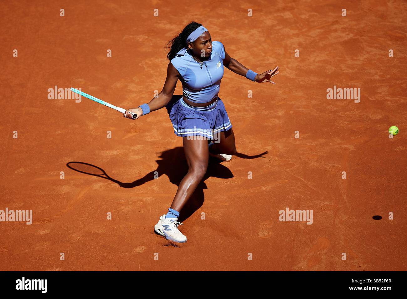 MADRID, SPAGNA - 01 MAGGIO: Coco Gauff degli Stati Uniti contro IgA Swiatek della Polonia durante la semifinale femminile del giorno 10 del mutua Madrid Open a la Caja Magica il 1° maggio 2025 a Madrid, Spagna. (Foto di QSP) Foto Stock