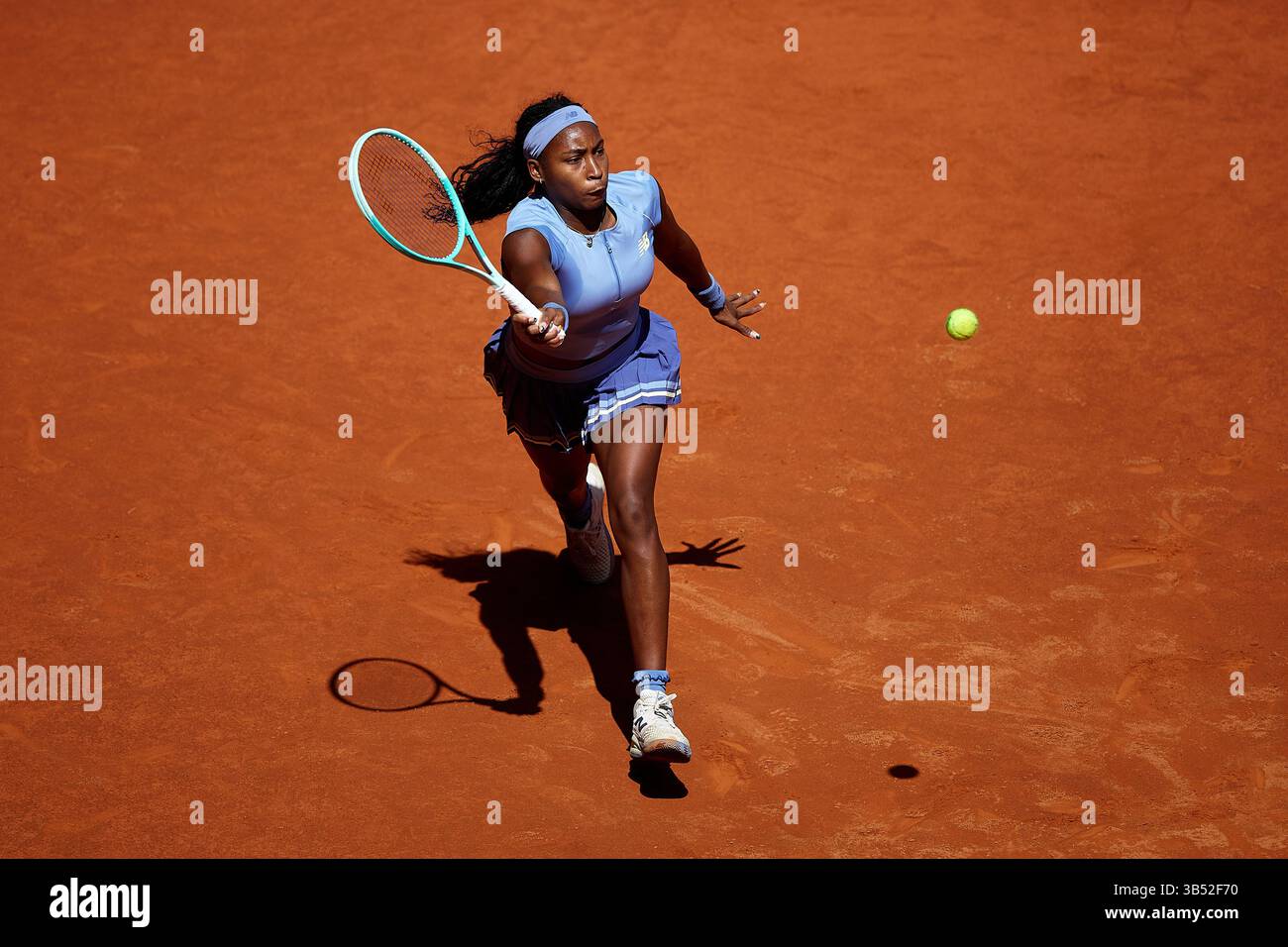 MADRID, SPAGNA - 01 MAGGIO: Coco Gauff degli Stati Uniti contro IgA Swiatek della Polonia durante la semifinale femminile del giorno 10 del mutua Madrid Open a la Caja Magica il 1° maggio 2025 a Madrid, Spagna. (Foto di QSP) Foto Stock