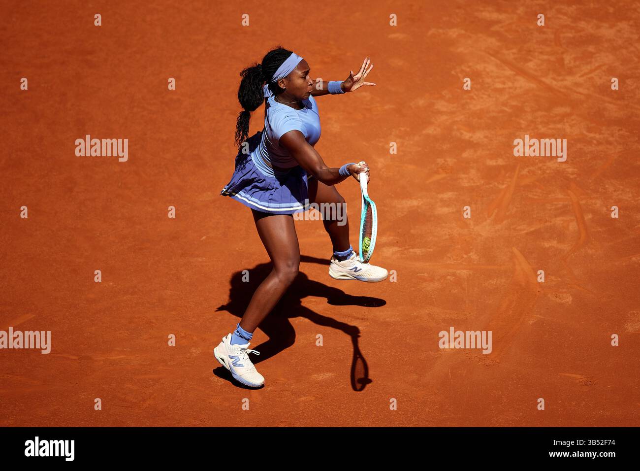 MADRID, SPAGNA - 01 MAGGIO: Coco Gauff degli Stati Uniti contro IgA Swiatek della Polonia durante la semifinale femminile del giorno 10 del mutua Madrid Open a la Caja Magica il 1° maggio 2025 a Madrid, Spagna. (Foto di QSP) Foto Stock