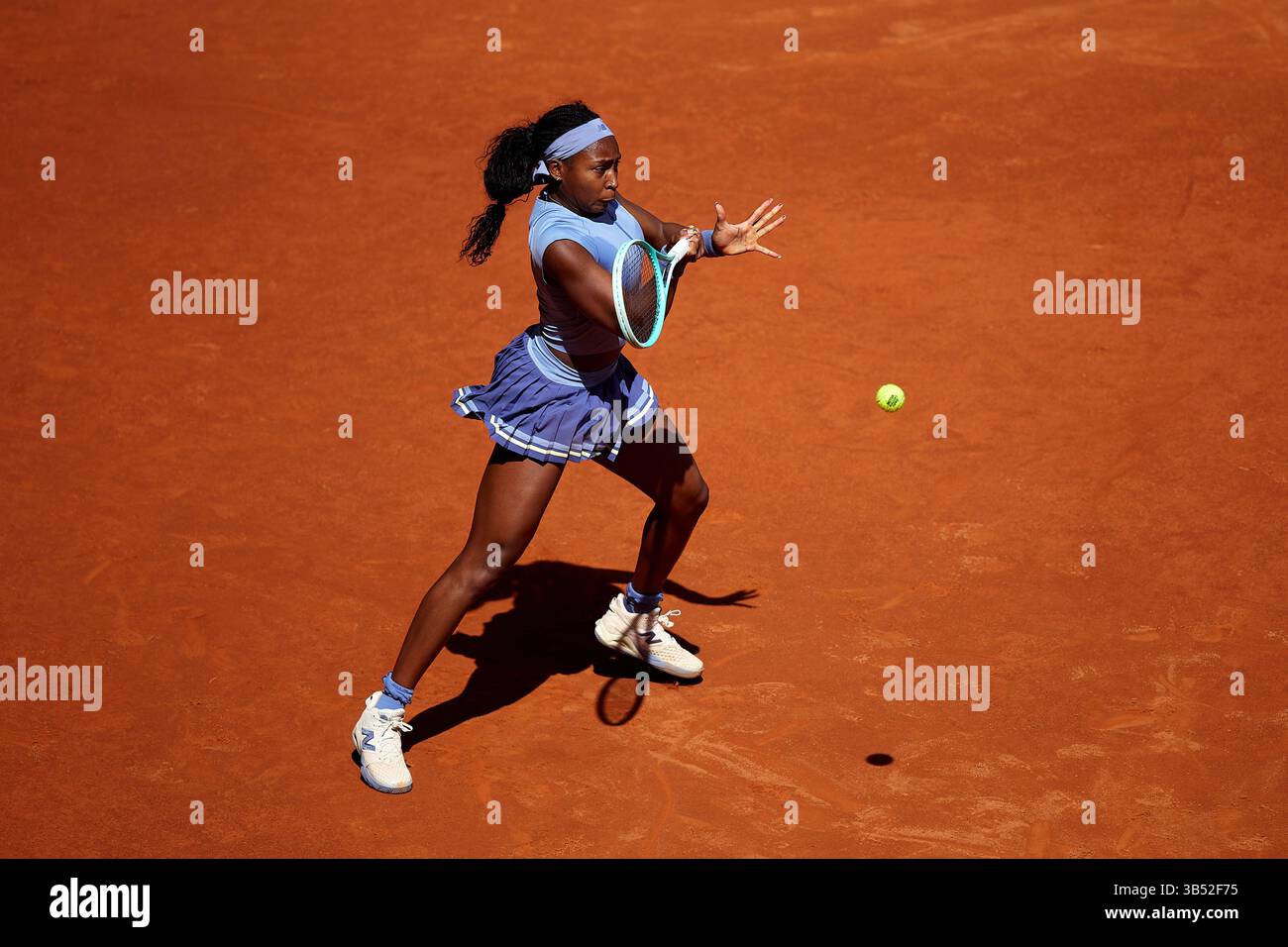 MADRID, SPAGNA - 01 MAGGIO: Coco Gauff degli Stati Uniti contro IgA Swiatek della Polonia durante la semifinale femminile del giorno 10 del mutua Madrid Open a la Caja Magica il 1° maggio 2025 a Madrid, Spagna. (Foto di QSP) Foto Stock