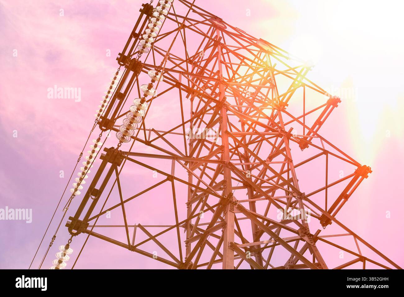Torretta di trasmissione dell'energia elettrica e cavi di alimentazione elettrica Foto Stock