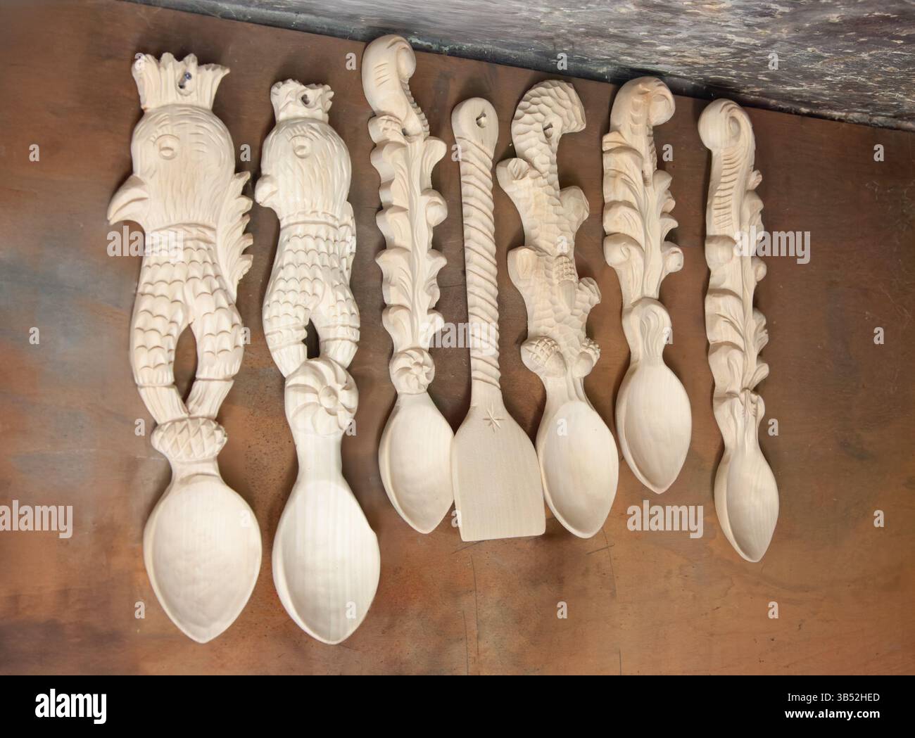 Cucchiai e spatola di legno scolpiti nei Balcani tradizionali nel laboratorio vista ampia, Foto Stock