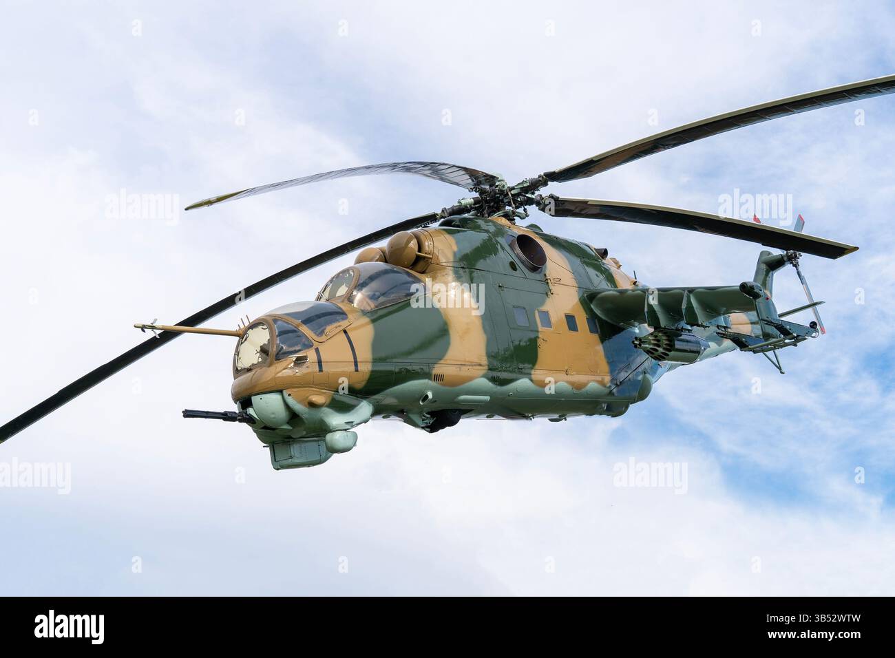 Elicottero militare sovietico mimetico mi-24 in volo basso Foto Stock