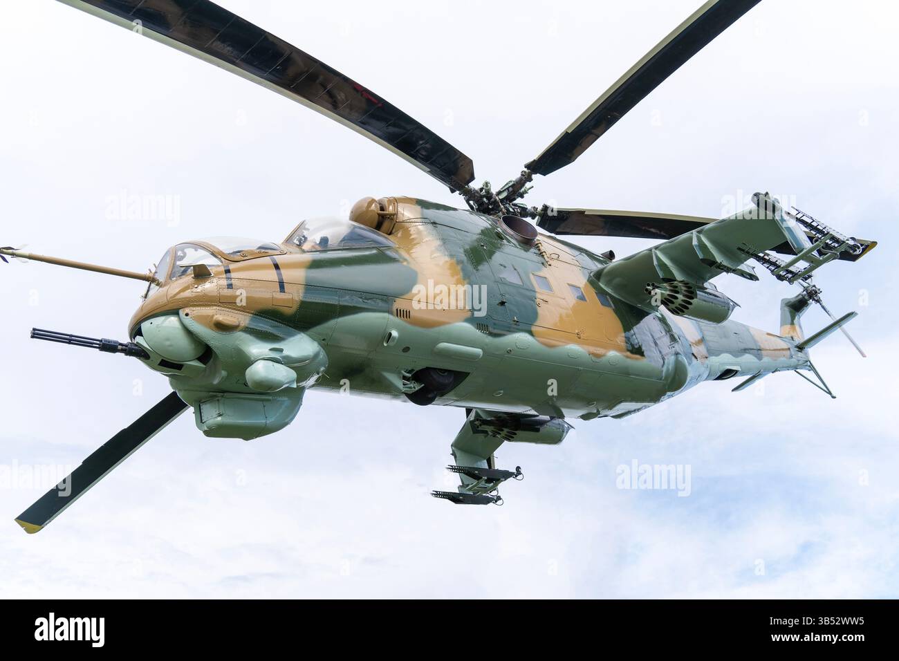 Elicottero militare sovietico mimetico mi-24 in volo basso Foto Stock