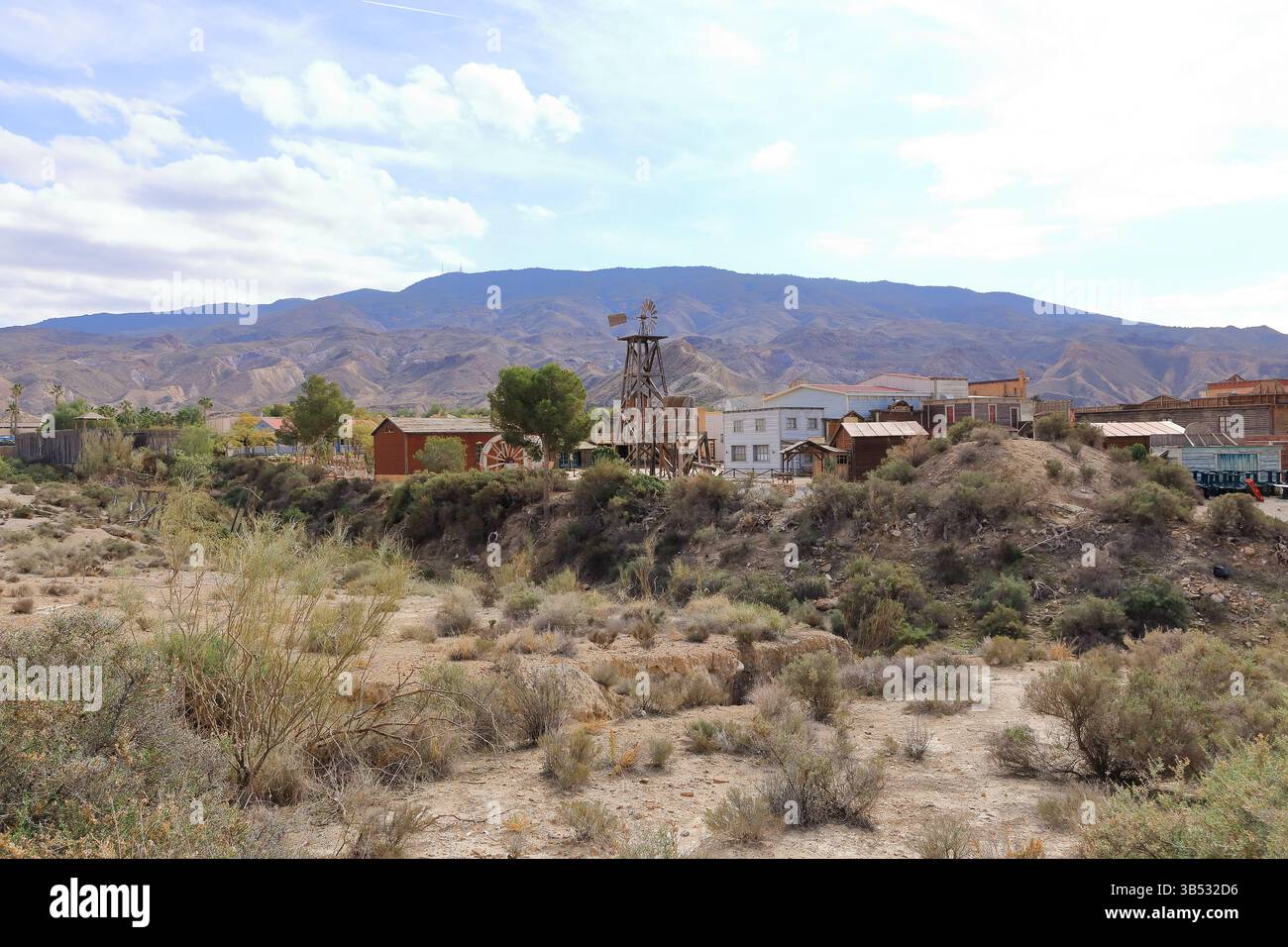 Una vista di case in stile occidentale ambientate per film, mini hollywood nel mezzo del deserto, a Tabernas, Almeria, Andalusia, Spagna Foto Stock