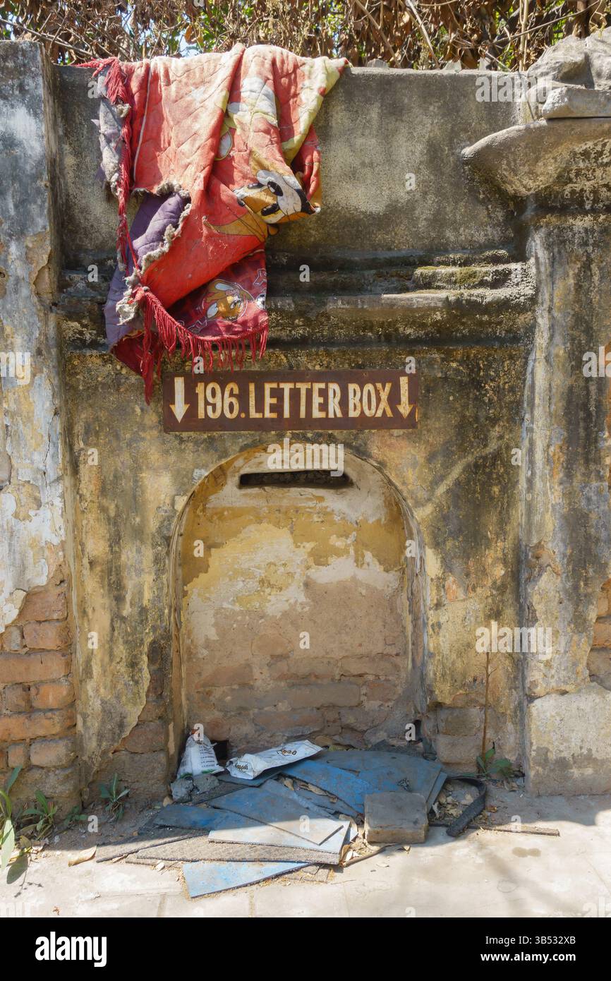 Antica scatola di lettere in un vecchio muro a Bangalore, Karnataka, India Foto Stock