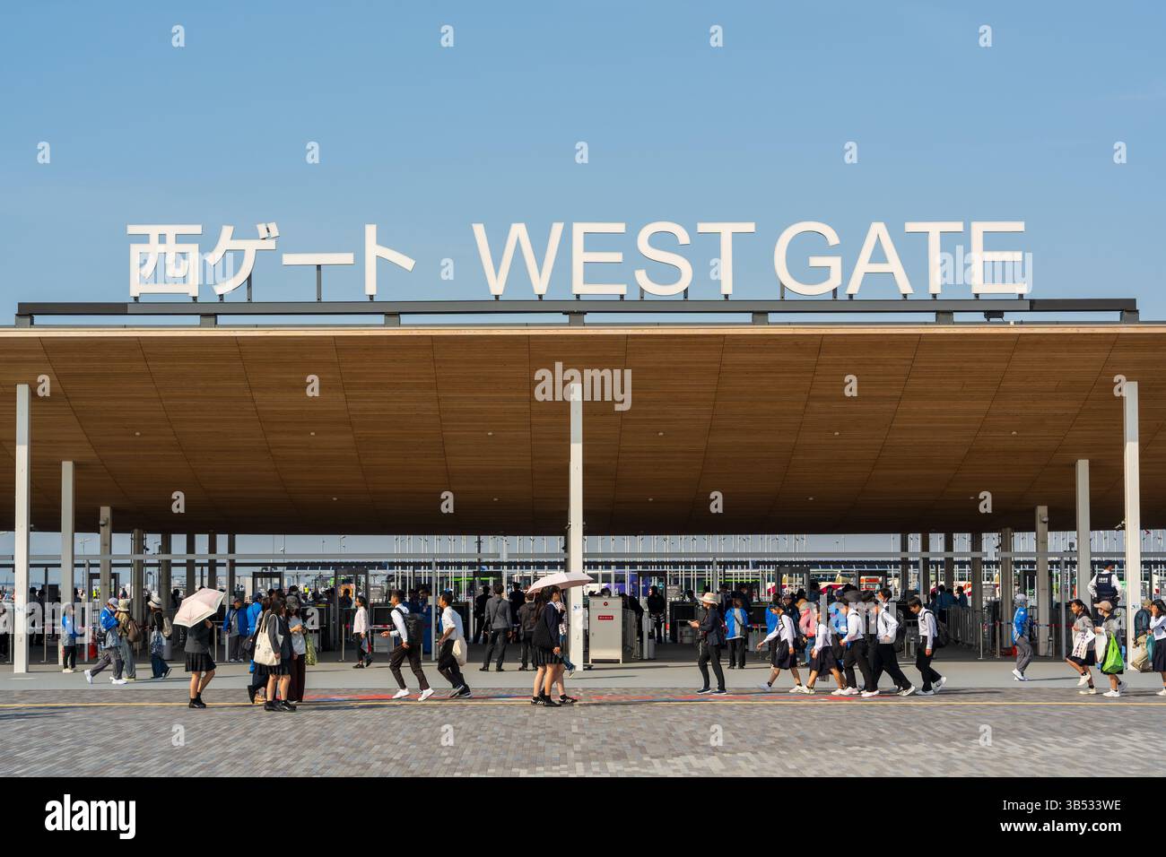Osaka, Giappone - aprile 30 2025: Folla di visitatori che entrano o escono dall'area del West Gate all'Expo 2025 Osaka Kansai. Foto Stock
