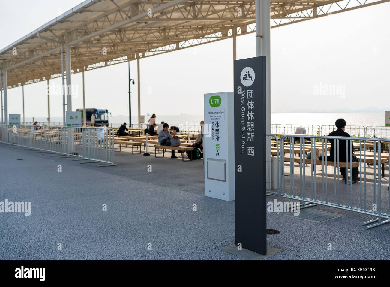 Osaka, Giappone - aprile 30 2025: L'area di riposo West Group fornisce riparo e posti a sedere per gruppi all'Expo 2025 Osaka Kansai. Foto Stock