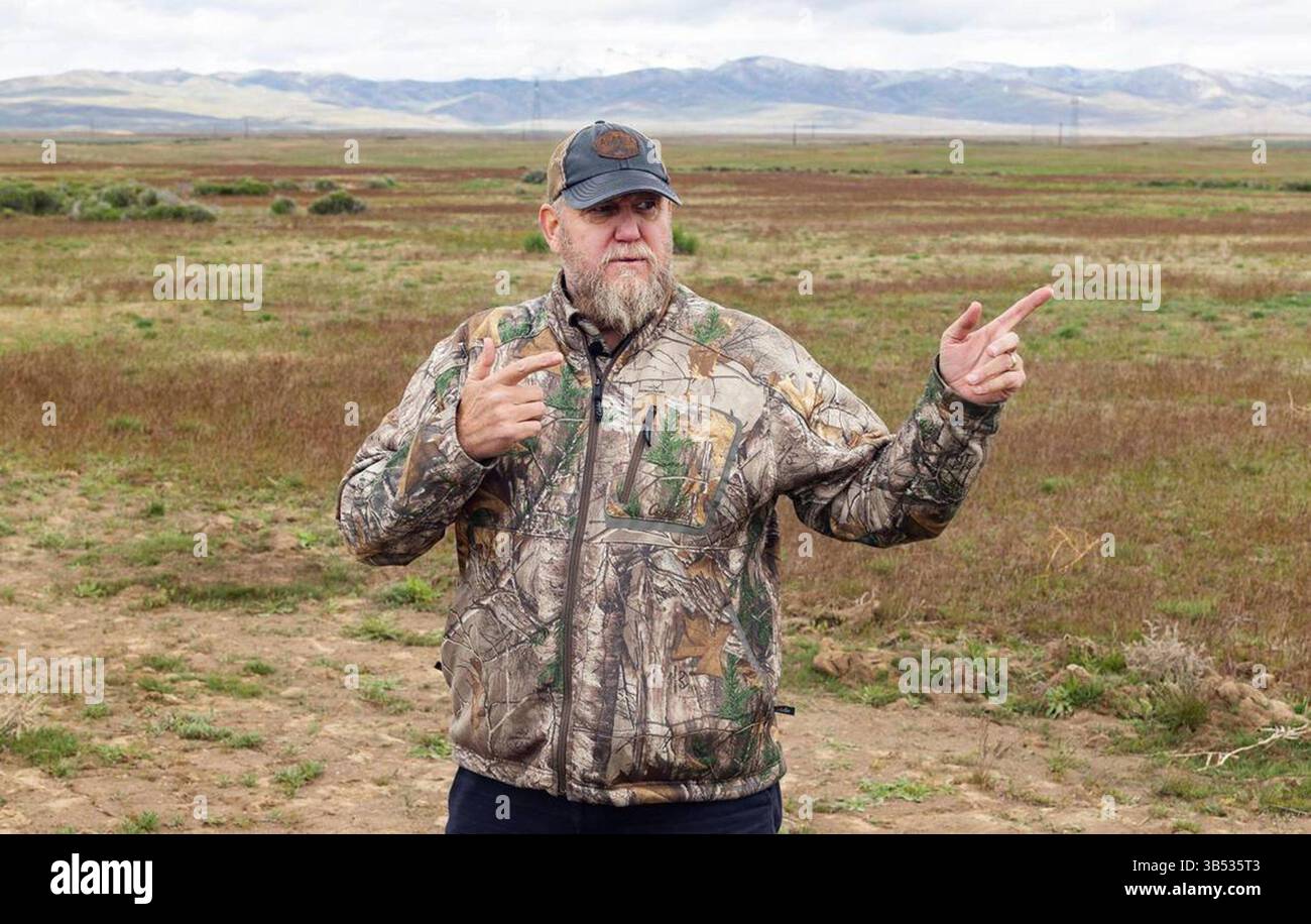 9 maggio 2022: Lance Okeson del Boise District Bureau of Land Management si trova di fronte a un incendio nella contea di Elmore che fa parte di un progetto per ridurre gli incendi estremi. (Immagine di credito: © Sarah A. Miller/Idaho Statesman/TNS via ZUMA Press Wire) Foto Stock
