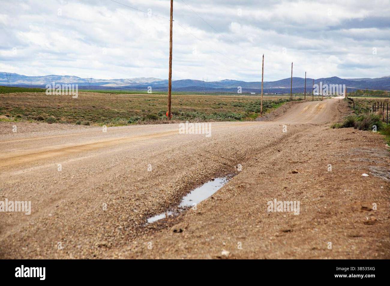 9 maggio 2022: Una spalla di ghiaia lungo una strada nella contea di Elmore funge da barriera per impedire la propagazione degli incendi e per fermare gli incendi causati dai veicoli. (Immagine di credito: © Sarah A. Miller/Idaho Statesman/TNS via ZUMA Press Wire) Foto Stock