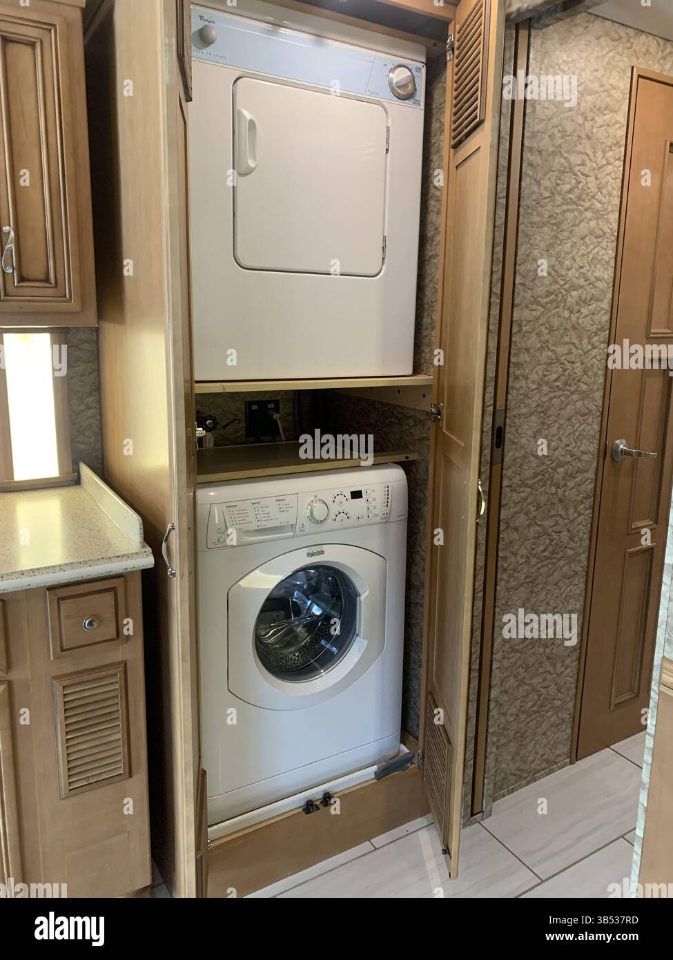 11 febbraio 2022: La maggior parte dei camper di lusso hanno lavatrici e asciugatrici, come questa coppia in un pullman in vendita al Lazy Days RV a Seffner, Florida. (Immagine di credito: © Susan Taylor Martin/Tampa Bay Times/TNS via ZUMA Press Wire) Foto Stock