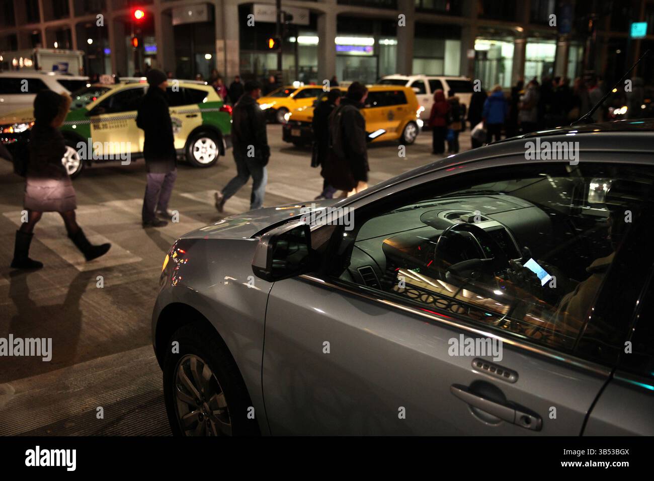 21 aprile 2022, Chicago, il, USA: Un autista scrive mentre aspetta la freccia verde sinistra il 12 novembre 2013 a Chicago. (Immagine di credito: © Adam Wolffbrandt/Chicago Tribune/TNS via ZUMA Press Wire) Foto Stock