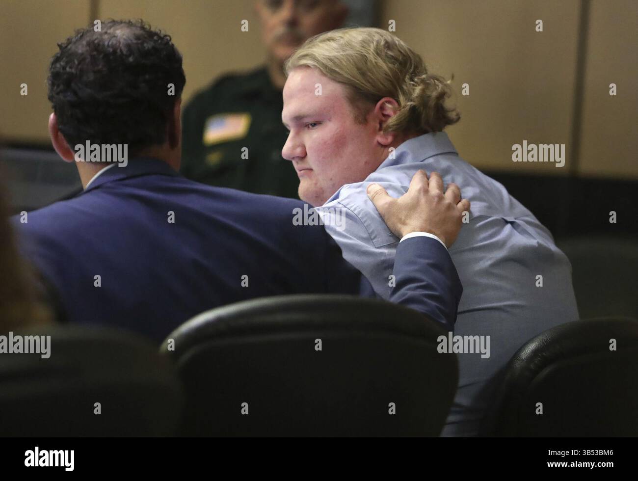 25 aprile 2022: Alexander Jerich, 20 anni, di Lake Worth, viene confortato dal suo avvocato Robert Pasch durante il suo processo di condanna al tribunale di West Palm Beach il 21 aprile 2022. Jerich ha vandalizzato un paesaggio gay Pride usando il suo pick-up per bruciare i segni di pneumatici attraverso un incrocio con bandiera arcobaleno a Delray Beach. (Immagine di credito: © Carline Jean/South Florida Sun-Sentinel/TNS via ZUMA Press Wire) Foto Stock