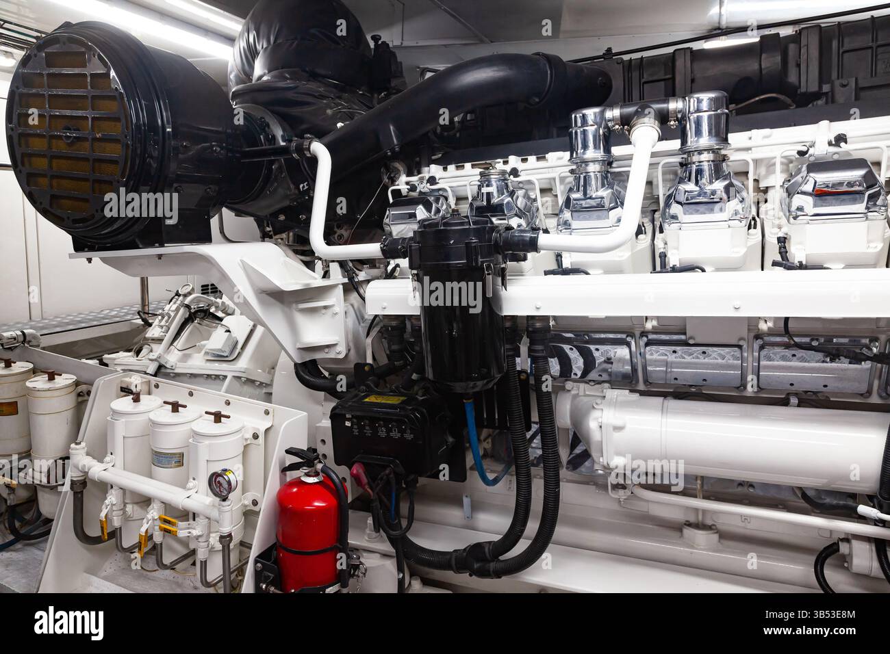 Motore marino installato all'interno di uno yacht di lusso. Foto Stock