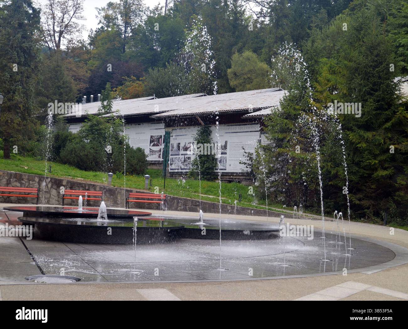 Moderna fontana a Szczawnica, Polonia Foto Stock