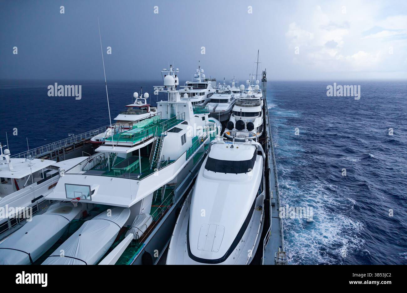 Trasporto di grandi e costosi yacht attraverso l'oceano, su una nave da trasporto. Foto Stock