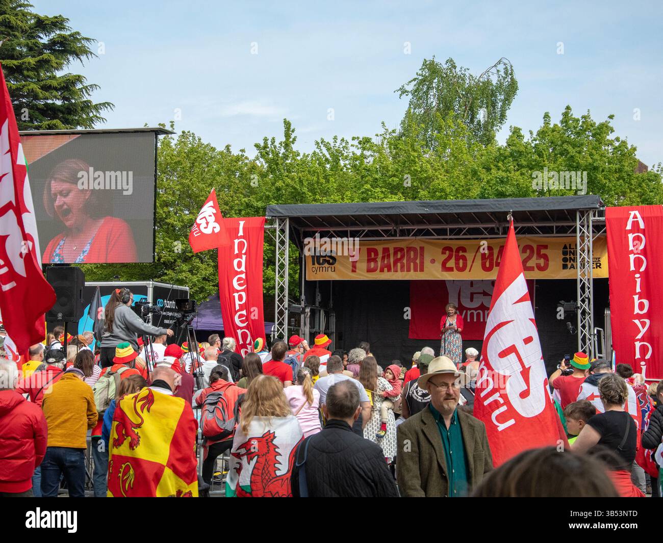 Barry, Galles, Regno Unito. 26 aprile 2025: Una manifestazione pro-gallese per l'indipendenza nella soleggiata Barry. Foto Stock