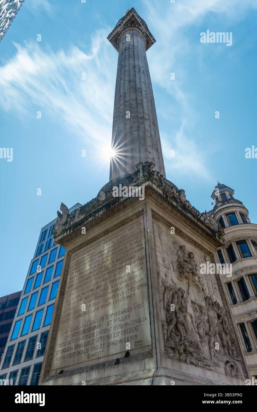 Città di Londra, Inghilterra - la colonna di 202 piedi, progettata da Sir Christopher Wren e il dottor Robert Hooke, è stata costruita per commemorare il grande incendio del 1666 e. Foto Stock