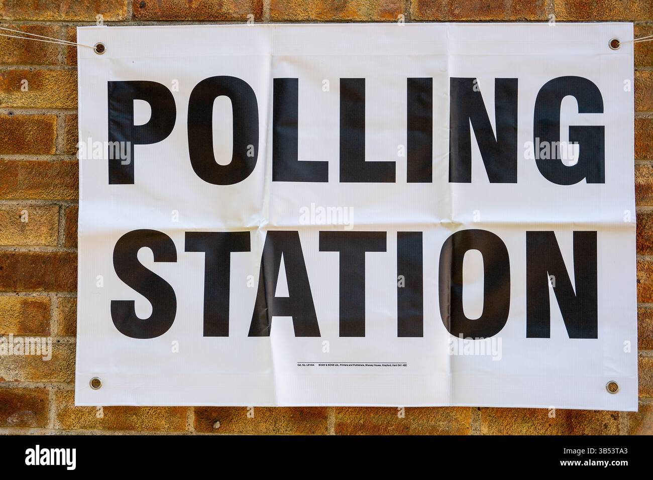 Farnham Common, Buckinghamshire, Regno Unito. 1 maggio 2025. Un cartello con la stazione di polling fuori dal municipio di Farnham Common, Buckinghamshire, in una mattinata tranquilla per le elezioni locali. Crediti: Maureen McLean/Alamy Foto Stock