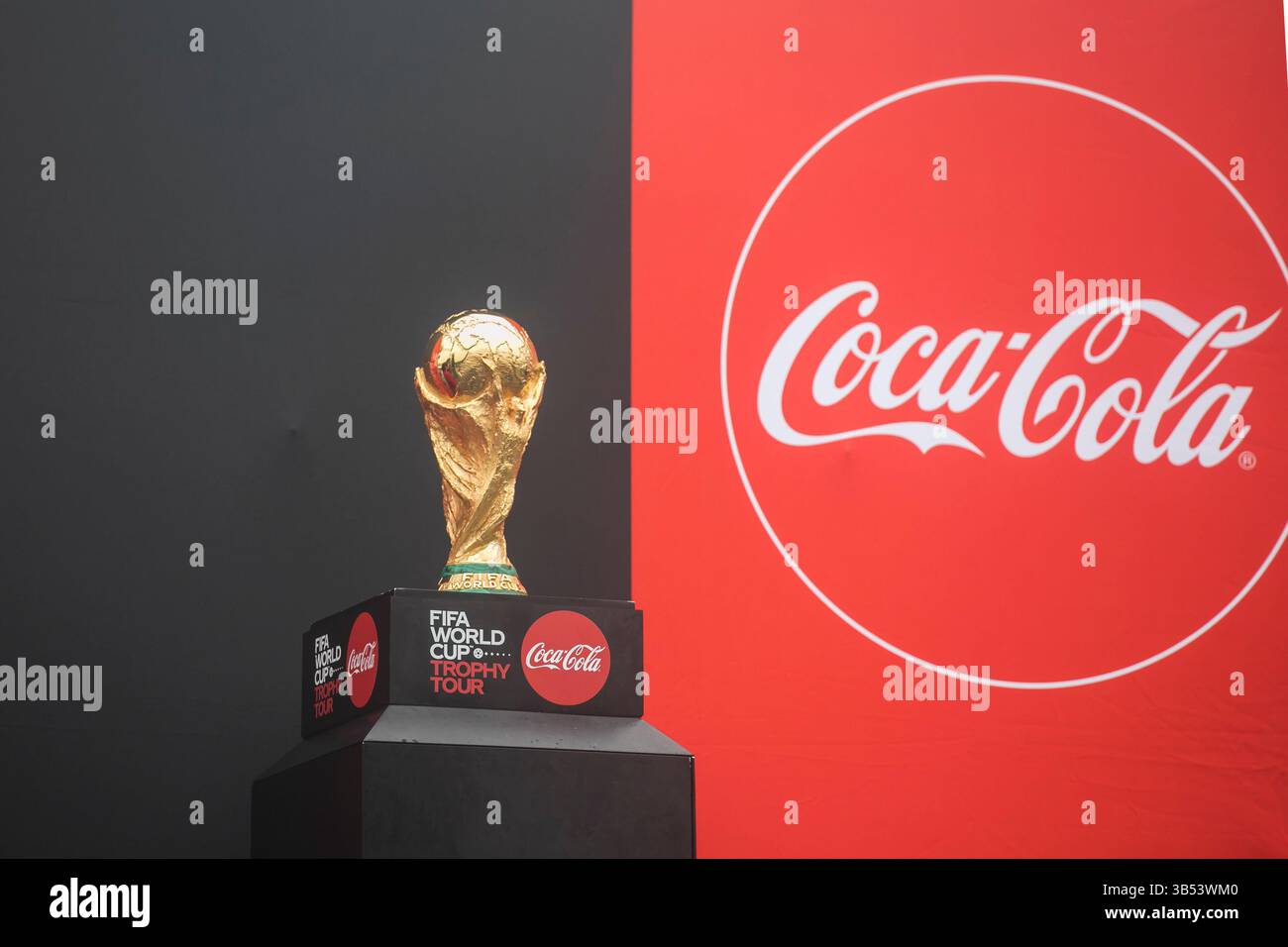 9 giugno 2022, Dacca, Bangladesh: Il trofeo della Coppa del mondo FIFA visto in mostra allo stadio dell'esercito del Bangladesh. Il tour dei trofei della Coppa del mondo FIFA in Bangladesh si svolge dall'8 al 9 giugno 2022. (Immagine di credito: © Sazzad Hossain/SOPA Images via ZUMA Press Wire) Foto Stock