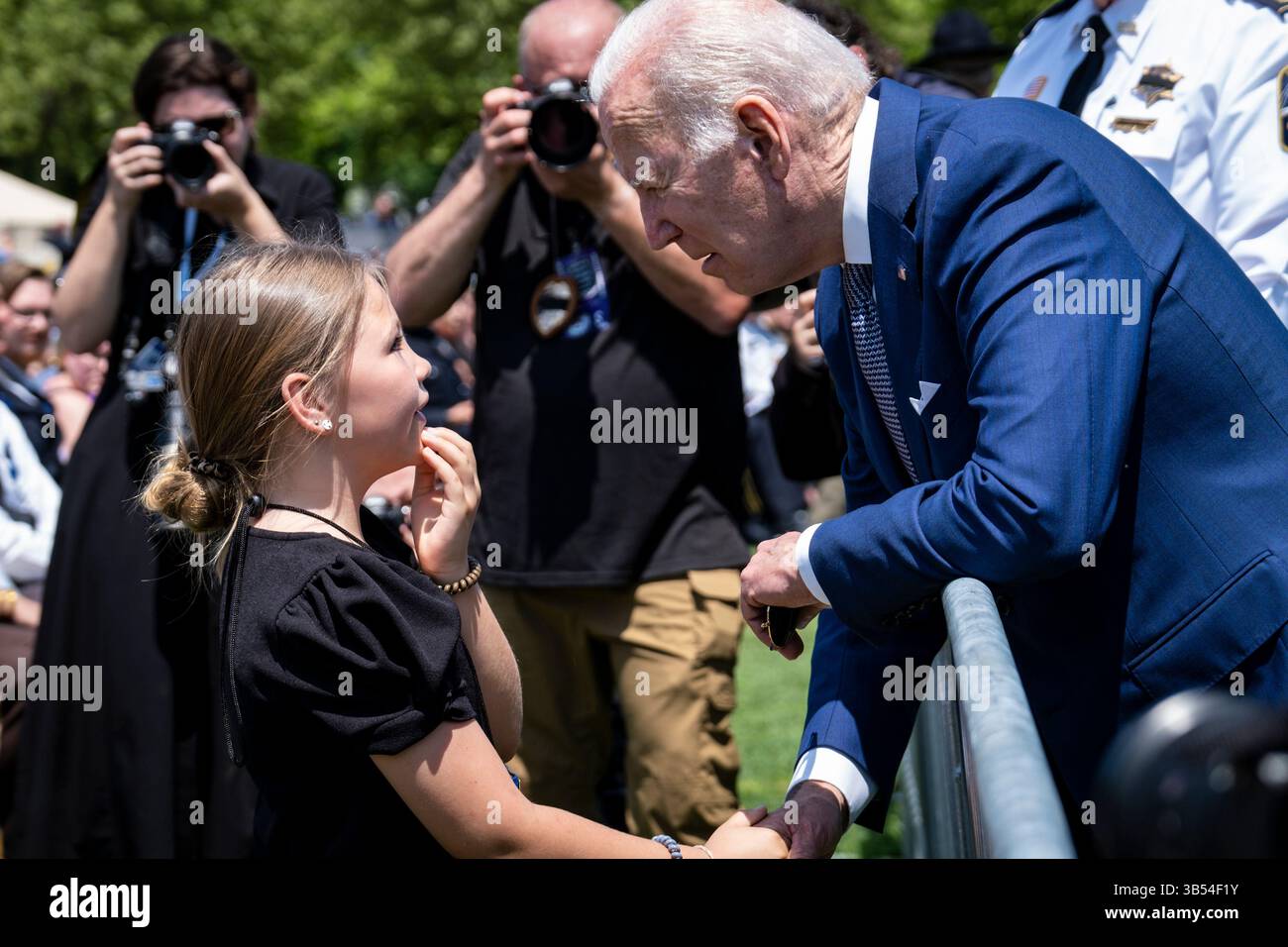 15 maggio 2022, Washington, Distretto di Columbia, USA: Il presidente degli Stati Uniti Joe Biden parla con Jovi Kate Humphrey, 9 anni, nipote dell'ufficiale delle forze dell'ordine caduto Wendell Humphrey della Contea di Baldwin, Alabama, che era presente in udienza a una cerimonia per onorare gli ufficiali delle forze dell'ordine che hanno perso la vita nel 2021 al National Peace Officersâ€™ Memorial Service presso il Campidoglio degli Stati Uniti a Washington, DC domenica 15 maggio 2022 (Credit Image: © Pete Marovich/CNP tramite filo ZUMA Press) Foto Stock