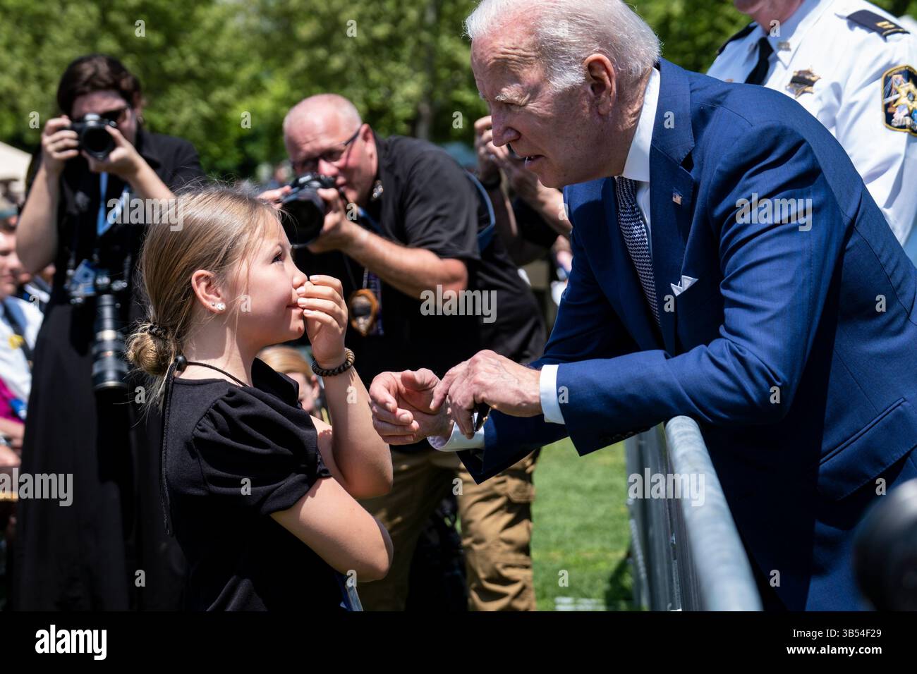 15 maggio 2022, Washington, Distretto di Columbia, USA: Il presidente degli Stati Uniti Joe Biden parla con Jovi Kate Humphrey, 9 anni, nipote dell'ufficiale delle forze dell'ordine caduto Wendell Humphrey della Contea di Baldwin, Alabama, che era presente in udienza a una cerimonia per onorare gli ufficiali delle forze dell'ordine che hanno perso la vita nel 2021 al National Peace Officersâ€™ Memorial Service presso il Campidoglio degli Stati Uniti a Washington, DC domenica 15 maggio 2022 (Credit Image: © Pete Marovich/CNP tramite filo ZUMA Press) Foto Stock