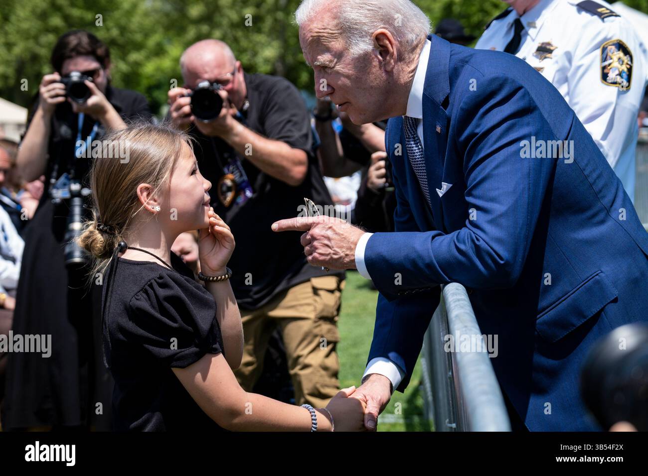 15 maggio 2022, Washington, Distretto di Columbia, USA: Il presidente degli Stati Uniti Joe Biden parla con Jovi Kate Humphrey, 9 anni, nipote dell'ufficiale delle forze dell'ordine caduto Wendell Humphrey della Contea di Baldwin, Alabama, che era presente in udienza a una cerimonia per onorare gli ufficiali delle forze dell'ordine che hanno perso la vita nel 2021 al National Peace Officersâ€™ Memorial Service presso il Campidoglio degli Stati Uniti a Washington, DC domenica 15 maggio 2022 (Credit Image: © Pete Marovich/CNP tramite filo ZUMA Press) Foto Stock
