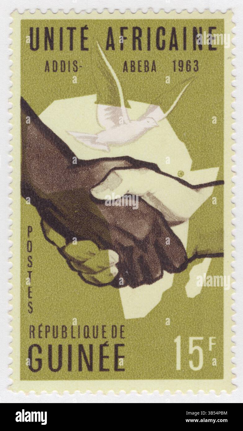 GUINEA - 1963 maggio 22: Francobollo verde oliva 15 franchi e francobollo marrone scuro raffigurante una composizione allegorica con una stretta di mano, una mappa e una colomba. Conferenza dei capi di Stato africani per l'unità africana, Addis Abeba. L'Organizzazione (OAU) è stata un'organizzazione intergovernativa fondata il 25 maggio 1963 ad Addis Abeba, Etiopia, con 32 governi firmatari. Alcuni degli obiettivi chiave dell'OUA erano di incoraggiare l'integrazione politica ed economica tra gli stati membri e di sradicare il colonialismo e il neo-colonialismo dal continente africano Foto Stock
