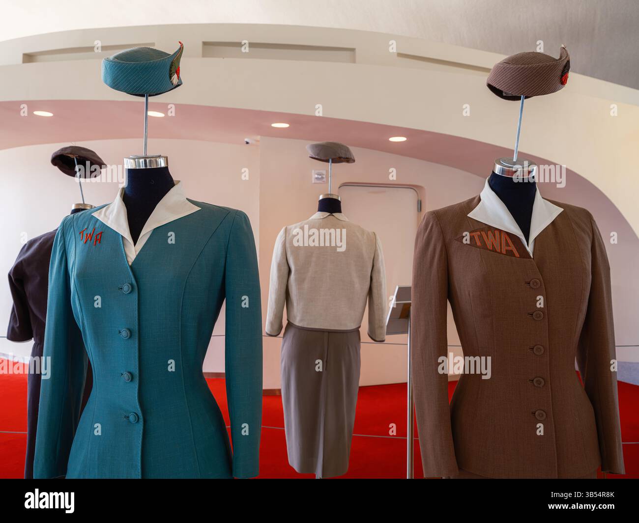 Immagine editoriale delle uniformi originali della compagnia aerea TWA del 1945 in mostra al TWA Hotel, JFK Airport, New York City. Un tributo alla moda di una compagnia aerea della metà del secolo Foto Stock