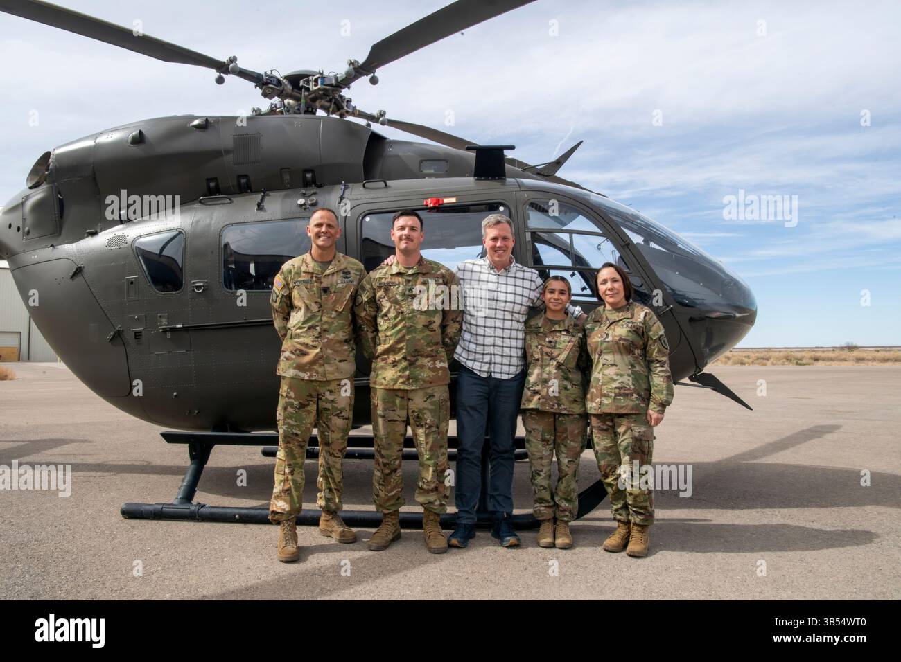 Il segretario dell'esercito, l'onorevole Dan Driscoll, posa per una foto con i soldati della 10th Mountain Division al confine a ft. Bliss, Texas, 25 marzo 2025. La visita di Driscoll ha fornito al Segretario una forte valutazione di come l'esercito stia sostenendo la missione al confine meridionale. (Foto dell'esercito degli Stati Uniti di staff Sgt. Alexander Nieves) Foto Stock