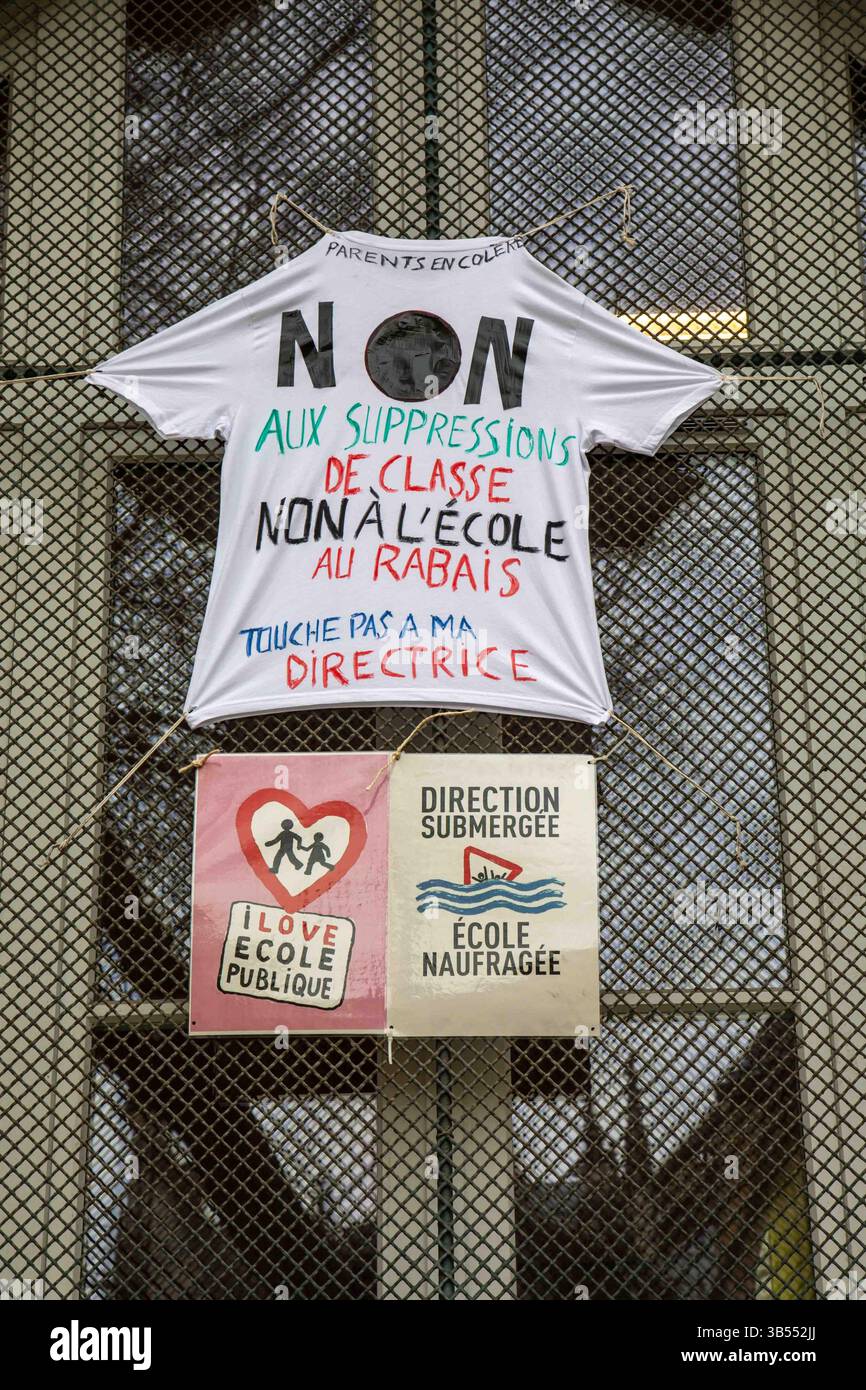 T-shirt di protesta sulla finestra della scuola pubblica a Parigi, Francia Foto Stock