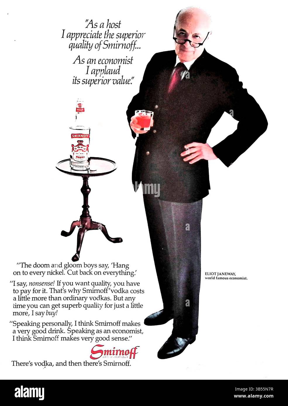 Elliot Janeway (1913-1993), un eminente economista, compare in una pubblicità del 1981 che promuove la vodka Smirnoff. Enfatizza la qualità e il valore superiori come ospite. Foto Stock