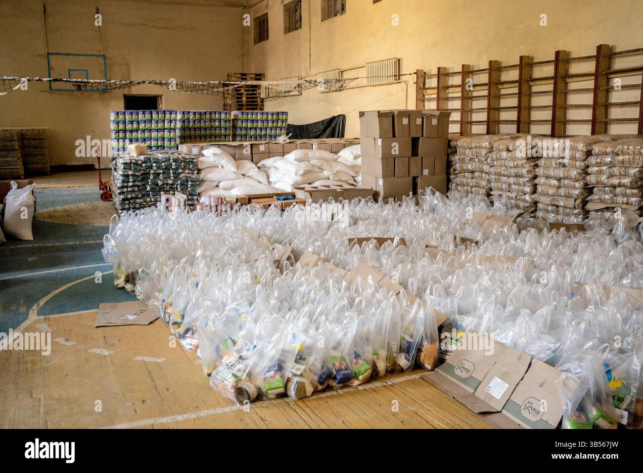 5 settembre 2022, Charkiv, Ucraina: Sacchi di donazioni di cibo non deperibile per le persone colpite dalla guerra sono visti in un deposito gestito da Myrne Nebo, che si traduce in ''cielo pacifico'' a Charkiv, Ucraina, il 5 settembre 2022. L'organizzazione benefica offre pasti gratuiti nella città di Charkiv, nonché pasti consegnati e merci non deperibili per i villaggi vicini alla prima linea della guerra Russia-Ucraina nella regione di Charkiv. (Immagine di credito: © David Ryder/ZUMA Press Wire) Foto Stock