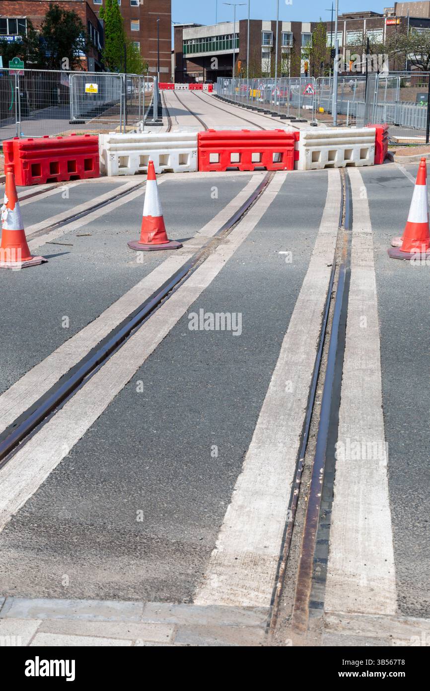 Parte del tram di estensione della metropolitana da Wednesday a Brierley Hill è in costruzione nel centro di Dudley, West Midlands, Regno Unito. 2025 Foto Stock