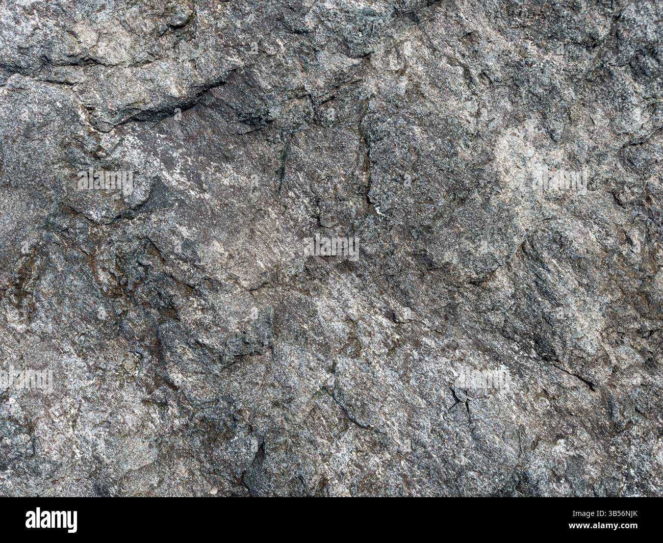 Primo piano della struttura in pietra naturale con superficie ruvida dettagliata e grana fine. Sfondo astratto adatto per la progettazione, la geologia e l'uso architettonico. - Immagine stock catturata con smartphone