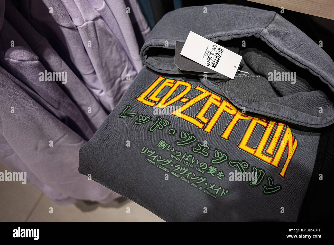 Ivano-Frankivsk, Ucraina - 29 aprile 2025: Felpa con cappuccio grigia con vivace design LED Zeppelin, presentata nella sezione abbigliamento di un negozio. Foto Stock