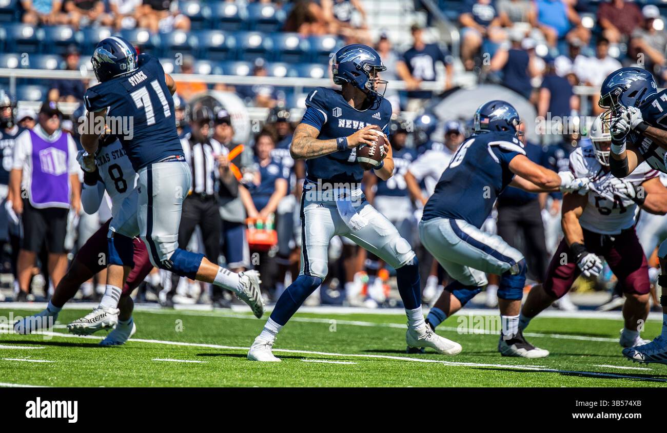 3 settembre 2022 il quarterback di Reno, NV USA Nevada Shane Illingworth (1) cerca il passaggio profondo durante la partita di football NCAA tra Texas State Bobcats e Nevada Wolf Pack. Nevada ha vinto 38-14 al Mackay Stadium di Reno, Nevada Thurman James/CSM (immagine di credito: © Thurman James/CSM tramite ZUMA Press Wire) Foto Stock