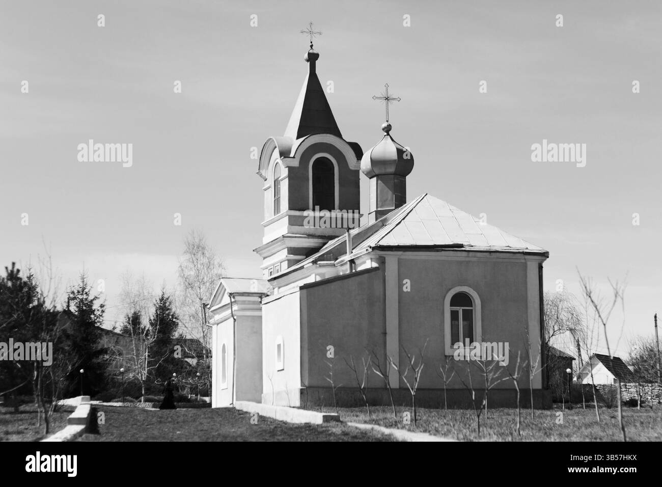 Bellezza antica chiesa di colore bianco nero nel villaggio Foto Stock