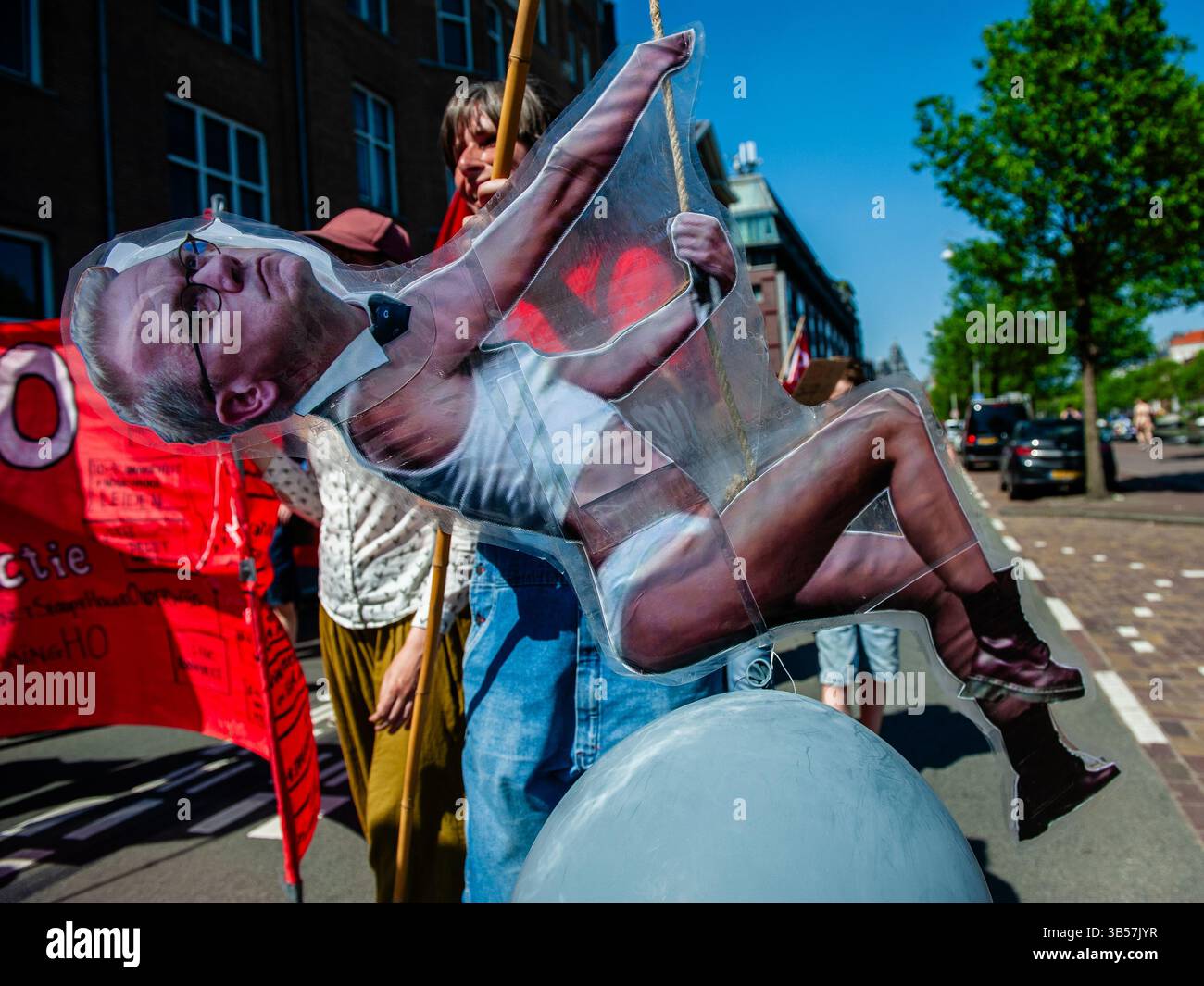 Amsterdam, Paesi Bassi. 1° maggio 2025. Una donna sta portando con sé una foto di EPPO Bruins Ministro dell'istruzione, della cultura e della scienza dei Paesi Bassi in una situazione divertente durante la manifestazione. In occasione della giornata internazionale dei lavoratori, la gente ha marciato ad Amsterdam per chiedere un reddito da vivere per tutti. Credito: SOPA Images Limited/Alamy Live News Foto Stock
