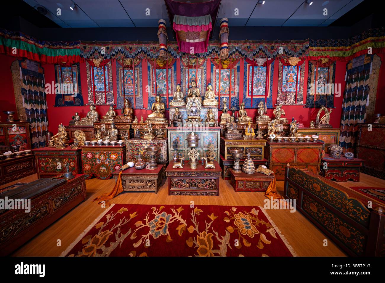 WASHINGTON DC - la sala del Santuario buddista tibetano dello Smithsonian's National Museum of Asian Art presenta oltre 200 oggetti religiosi provenienti dal Tibet, dalla Cina e dalla Mongolia. La mostra immersiva, donata dalla collezionista Alice S. Kandell, comprende statue di bronzo, oggetti rituali, dipinti, impiccagioni di seta, e tappeti risalenti al xiii e all'inizio del xx secolo. L'esposizione è organizzata in modo da riflettere i tradizionali concetti e costumi buddisti tibetani piuttosto che le tradizionali presentazioni museali. Foto Stock