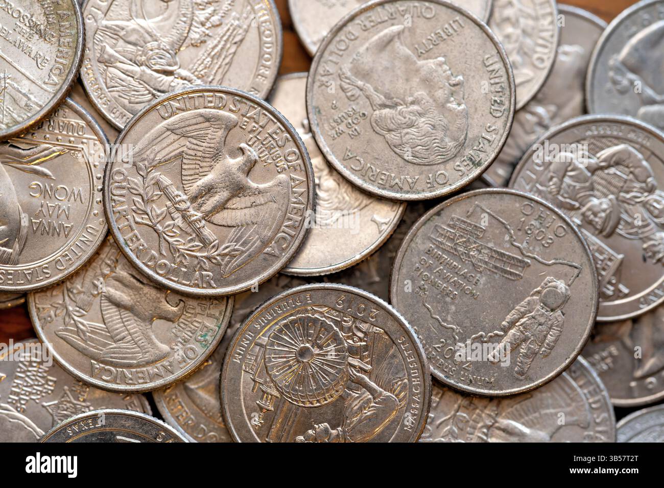 Dollaro USA valuta // STATI UNITI — Una vista ravvicinata dei quarti di dollari USA disposti a livello. I pezzi del 25 centesimi, che presentano il profilo di George Washington sul dritto, mostrano la loro caratteristica composizione in cupronickel color argento e i bordi a canna. Un quarto di dollaro è stato coniato continuamente dal 1796 e rimane uno dei tagli più comunemente usati in valuta americana. Foto Stock