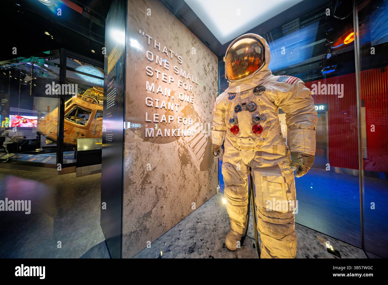 WASHINGTON DC - la tuta lunare di Neil Armstrong della storica missione Apollo 11 esposta nella mostra "Destination Moon" al National Air and Space Museum, con l'Apollo 11 Command Module Columbia visibile sullo sfondo. Questa tuta a pressione A7L, indossata durante il primo atterraggio lunare dell'umanità il 20 luglio 1969, è stata sottoposta a un ampio trattamento di conservazione prima di tornare in mostra nel 2019 per il 50° anniversario della missione. Il design specializzato della tuta proteggeva Armstrong dal duro ambiente lunare, consentendo al contempo una mobilità sufficiente per svolgere attività scientifiche durante il suo 2,5 Foto Stock