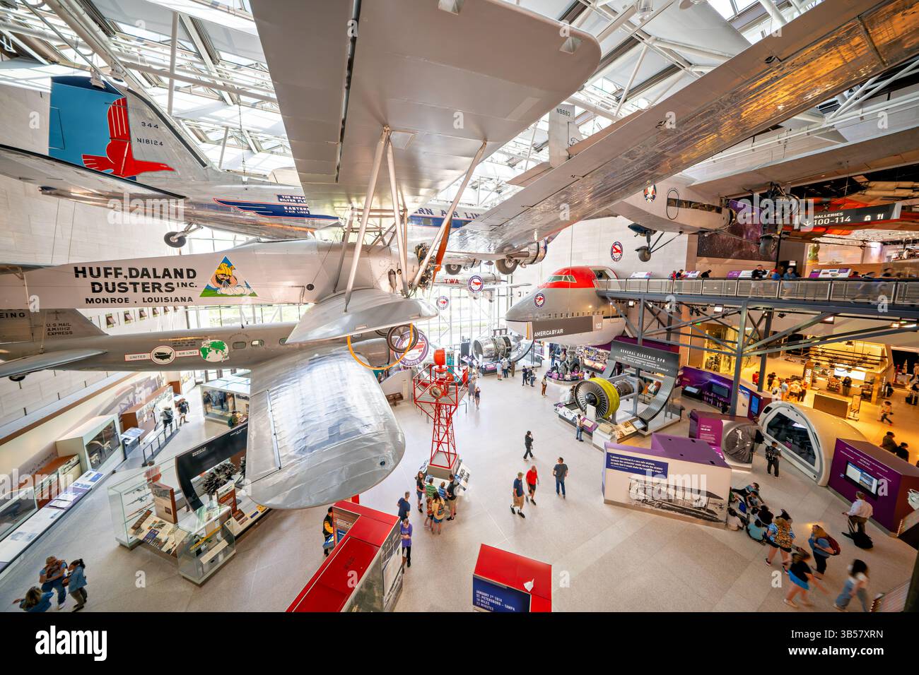WASHINGTON DC - la galleria "America by Air" del National Air and Space Museum racconta la storia del trasporto aereo commerciale negli Stati Uniti, dal primo servizio di posta aerea all'epoca dei jet. Questa mostra recentemente rinnovata presenta velivoli iconici, tra cui un Douglas DC-3, il naso di un jet jumbo Boeing 747 a cui i visitatori possono entrare, e numerosi manufatti dell'esperienza dell'aviazione passeggeri in diverse epoche. Attraverso esposizioni interattive, attrezzature storiche delle compagnie aeree e ambienti immersivi, la galleria esplora come l'aviazione commerciale si è trasformata da un lusso Foto Stock