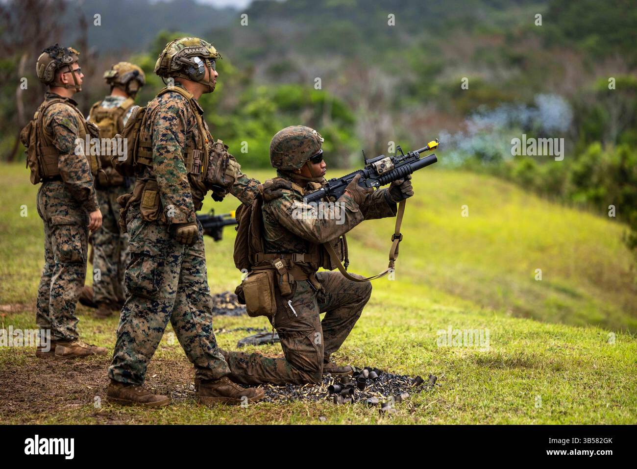Camp Hansen, Okinawa, Giappone. 22 aprile 2025. US Marines con 5th Air Naval Gunfire Liaison Company, III Marine Expeditionary Force Information Group, e Battlespace Surveillance Company, 3d Intelligence Battalion, sparare lanciagranate M203 durante Ryukyu Hammer 25 a Camp Hansen, Okinawa, Giappone, 23 aprile 2025. Ryukyu Hammer 25 è un esercizio di addestramento della serie Kaiju Rain 25 che consente ai Marines di mantenere la loro competenza nel pattugliamento, impiego di armi e altre capacità di combattimento chiave che garantiscono letalità e prontezza in ambienti austeri. (Immagine di credito: © Michael Taggar Foto Stock