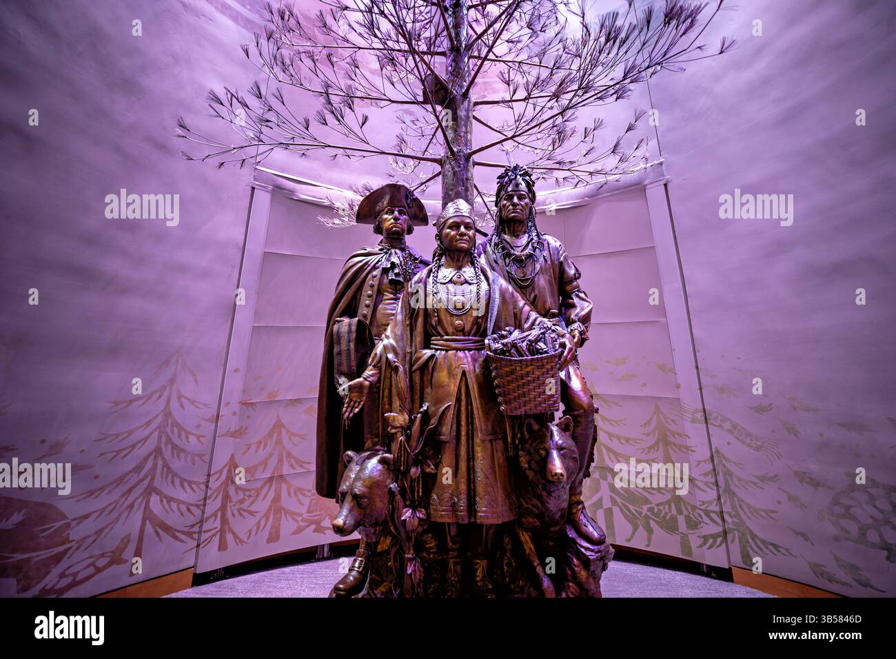 WASHINGTON DC - 'Allies in War, Partners in Peace' è una scultura in bronzo del 2004 di Edward E. Hlavka esposta al National Museum of the American Indian. La statua raffigura il generale George Washington insieme al diplomatico Oneida Oskanondonha (Skenandoah) e Polly Cooper, una donna Oneida che ha fornito aiuto alle truppe di Washington a Valley Forge durante l'inverno del 1777-78. L'opera d'arte commemora la storica alleanza tra la Nazione indiana Oneida e gli Stati Uniti durante la Rivoluzione americana. Foto Stock