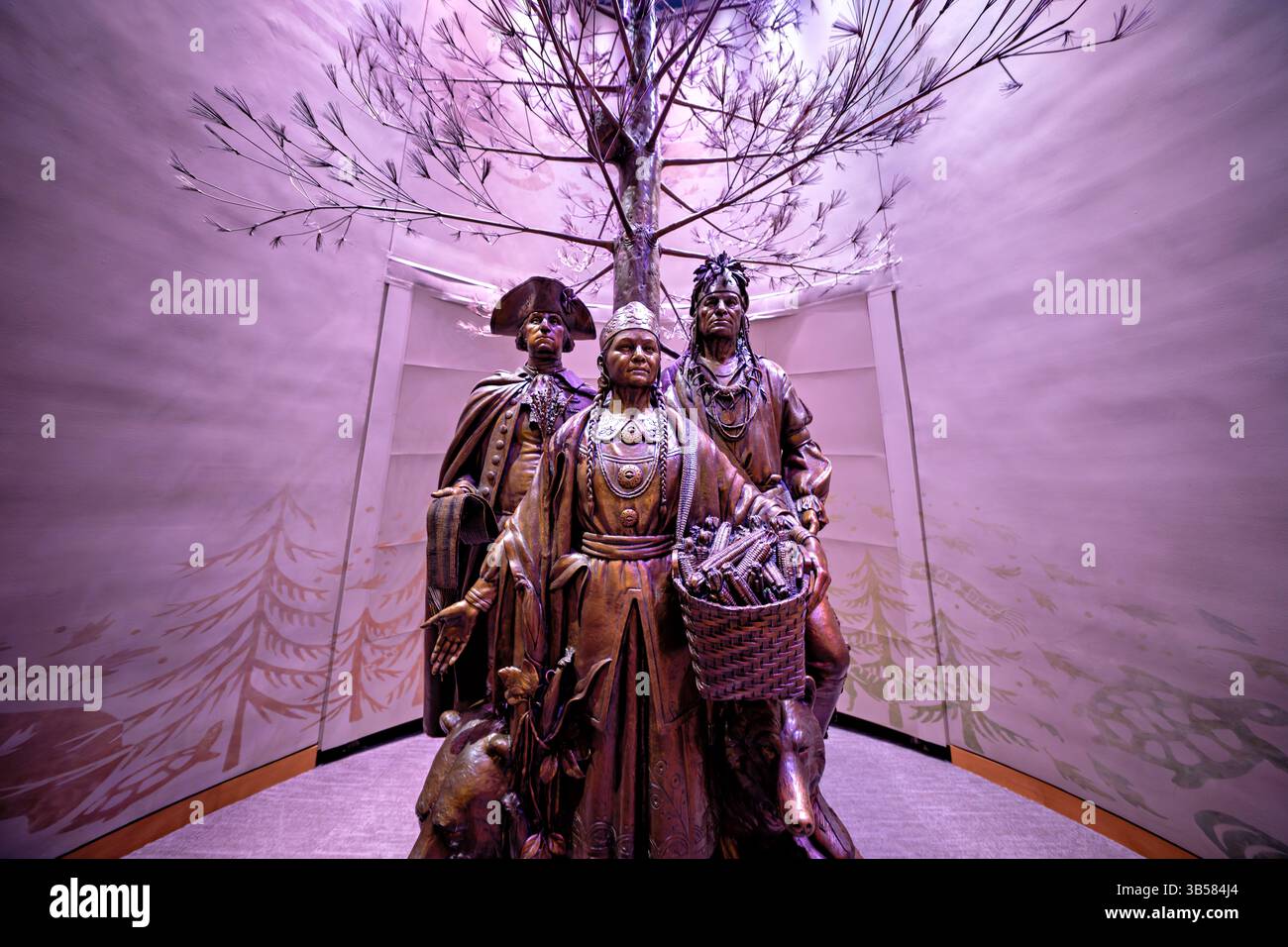 WASHINGTON DC - 'Allies in War, Partners in Peace' è una scultura in bronzo del 2004 di Edward E. Hlavka esposta al National Museum of the American Indian. La statua raffigura il generale George Washington insieme al diplomatico Oneida Oskanondonha (Skenandoah) e Polly Cooper, una donna Oneida che ha fornito aiuto alle truppe di Washington a Valley Forge durante l'inverno del 1777-78. L'opera d'arte commemora la storica alleanza tra la Nazione indiana Oneida e gli Stati Uniti durante la Rivoluzione americana. Foto Stock