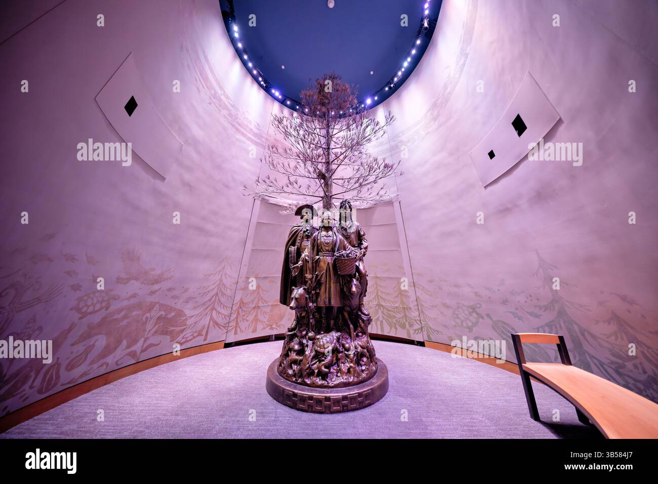 WASHINGTON DC - 'Allies in War, Partners in Peace' è una scultura in bronzo del 2004 di Edward E. Hlavka esposta al National Museum of the American Indian. La statua raffigura il generale George Washington insieme al diplomatico Oneida Oskanondonha (Skenandoah) e Polly Cooper, una donna Oneida che ha fornito aiuto alle truppe di Washington a Valley Forge durante l'inverno del 1777-78. L'opera d'arte commemora la storica alleanza tra la Nazione indiana Oneida e gli Stati Uniti durante la Rivoluzione americana. Foto Stock