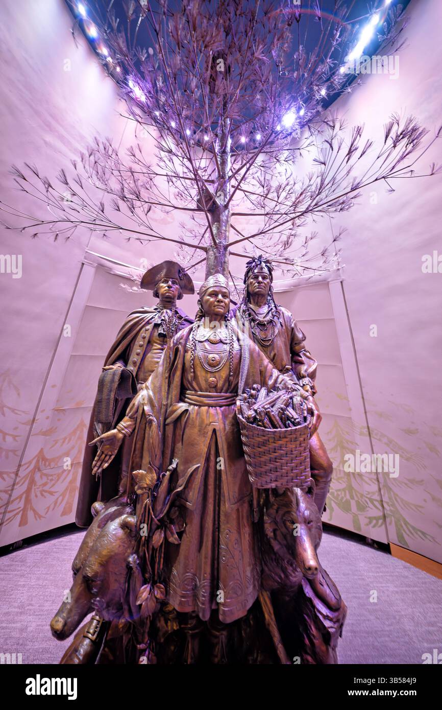 WASHINGTON DC - 'Allies in War, Partners in Peace' è una scultura in bronzo del 2004 di Edward E. Hlavka esposta al National Museum of the American Indian. La statua raffigura il generale George Washington insieme al diplomatico Oneida Oskanondonha (Skenandoah) e Polly Cooper, una donna Oneida che ha fornito aiuto alle truppe di Washington a Valley Forge durante l'inverno del 1777-78. L'opera d'arte commemora la storica alleanza tra la Nazione indiana Oneida e gli Stati Uniti durante la Rivoluzione americana. Foto Stock