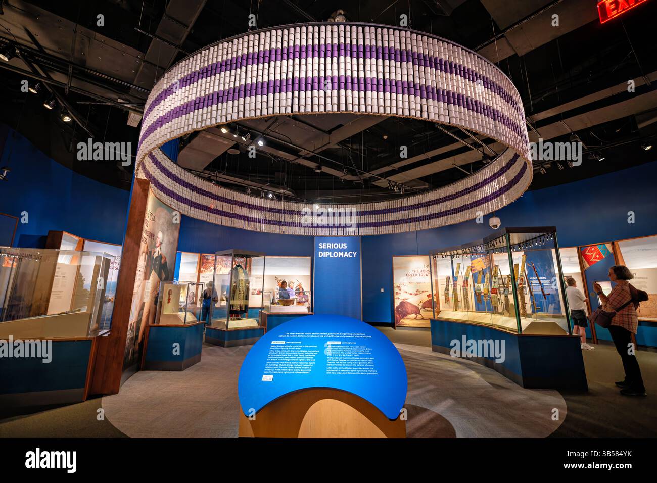 WASHINGTON DC - "Nation to Nation: Treatments Between the United States and American Indian Nations" è una grande mostra al National Museum of the American Indian che esplora le relazioni diplomatiche tra le nazioni native americane e il governo degli Stati Uniti. La mostra esamina la storia e l'eredità della produzione di trattati dall'era coloniale ai giorni nostri attraverso manufatti storici, documenti e presentazioni multimediali. Questa mostra completa rivela come i trattati abbiano plasmato le basi giuridiche e politiche che definiscono le relazioni tra Stati Uniti e nati Foto Stock